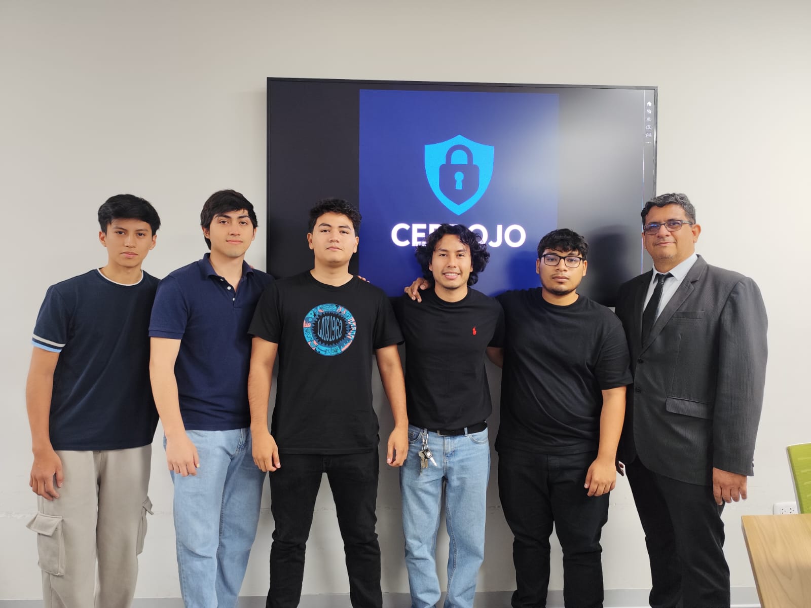 Complete team with the Cerrojo logo